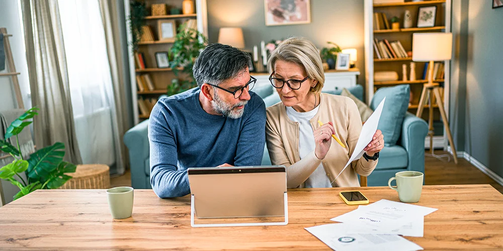 Paar bespricht Finanzen am Laptop